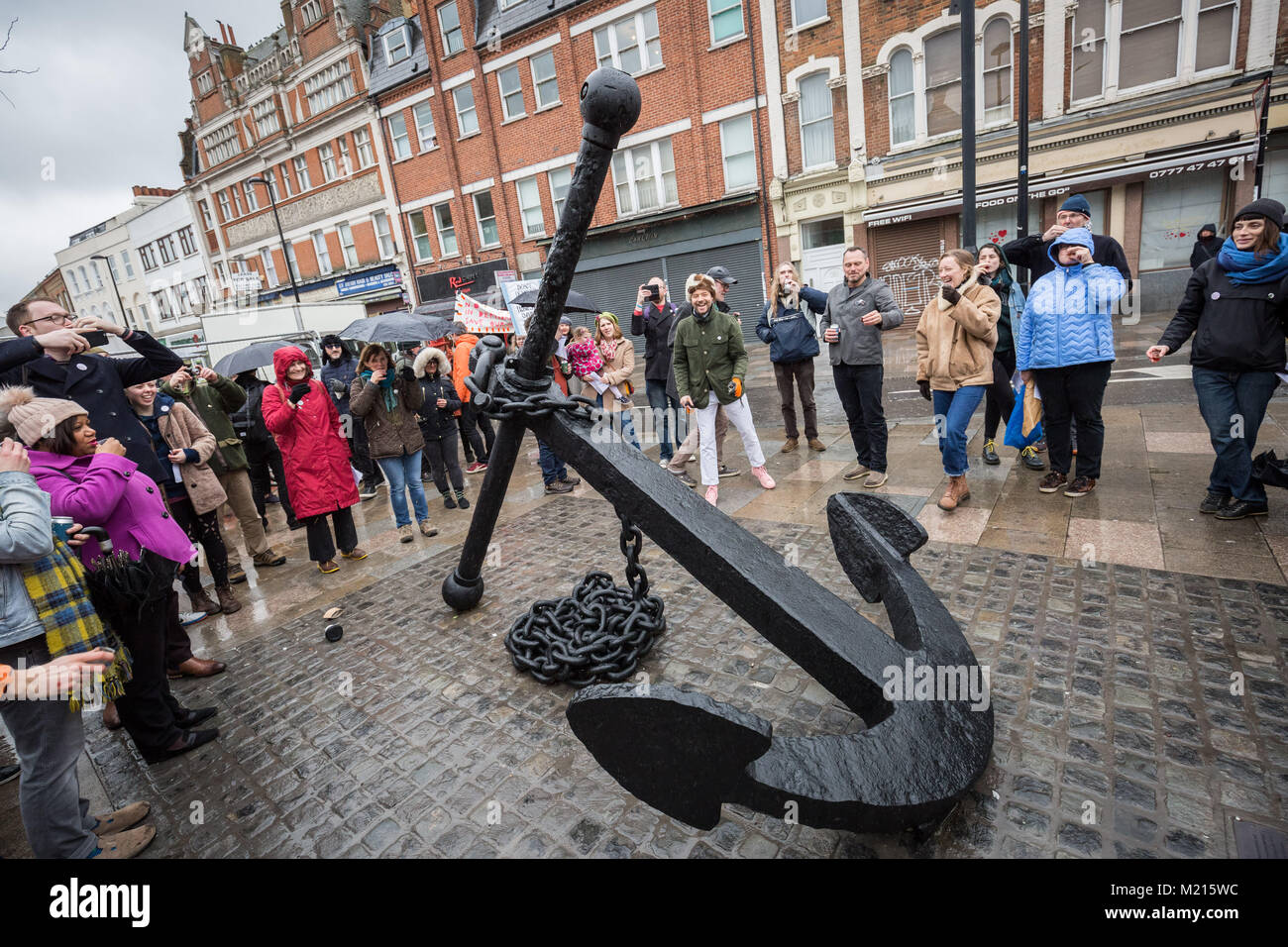 Londres, Royaume-Uni. 3, 2018. Les habitants de célébrer le retour de l'icône de Deptford, avec une cérémonie d'ancrage procession musicale que l'ancre est finalement remis à sa place d'origine à l'extrémité sud de Deptford High Street après avoir été retiré en 2013 . Crédit : Guy Josse/Alamy Live News Banque D'Images