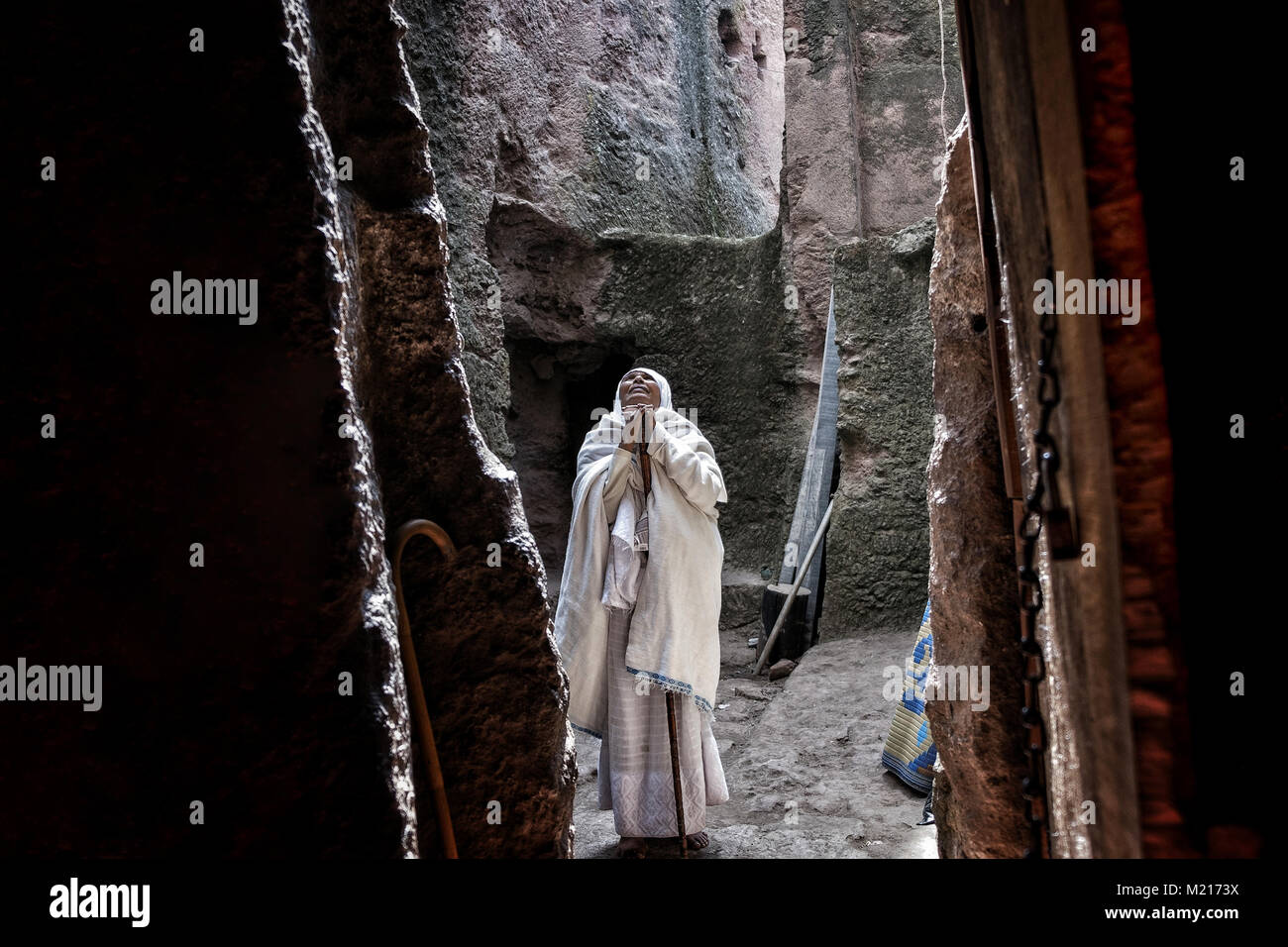 Lalibela, région d'Amhara, en Éthiopie. Jan 7, 2018. Une femme en prière à l'entrée de l'Denagel Biete (Maison des Vierges).Pendant les premiers jours de janvier, des milliers de pèlerins chrétiens orthodoxes éthiopiens aller à la ville de Lalibela pour visiter la ''Nouvelle Jérusalem''. Cette ville sainte est composée de 11 églises interconnectés sculptée à la main qui sont connectés à travers une série de labyrinthes et des tunnels.Les premiers jours de janvier marquer la célébration de Genna (également connu sous le nom de Ledet), qui est la version de Noël du calendrier éthiopien. Au cours de cette célébration, le voyage des pèlerins à la basilique Banque D'Images