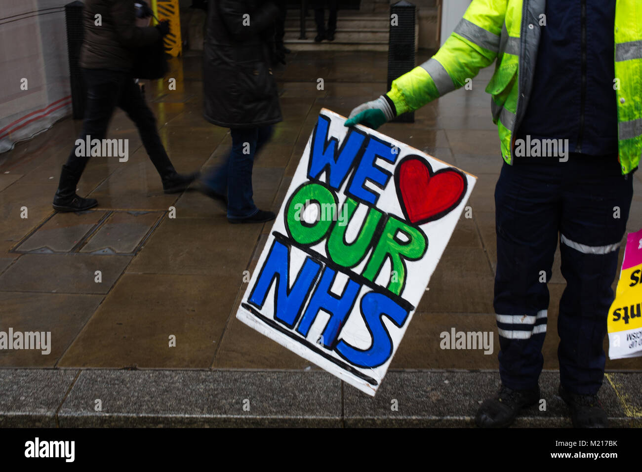 London UK 3Feb 2017 un détritus ramasse un placard mer nivelée au cours d'une Assemblée du peuple manifestation contre la politique de santé du gouvernement conservateur. Credit : Thabo Jaiyesimi/Alamy Live News Banque D'Images