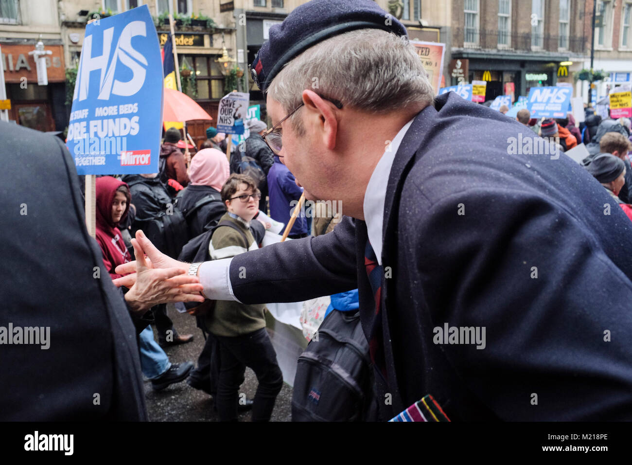 Londres, Royaume-Uni. 3 février 2018. Des milliers de travailleurs des services de santé nationaux, les membres du syndicat, les militants et sympathisants mars dans le centre de Londres pour protester contre les coupures du gouvernement dans l'état de santé et la privatisation des soins médicaux. Anciens combattants militaires de montrer leur appui pour les marcheurs le long de la route. Credit : Mark Phillips/Alamy Live News Banque D'Images