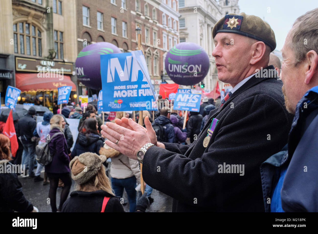 Londres, Royaume-Uni. 3 février 2018. Des milliers de travailleurs des services de santé nationaux, les membres du syndicat, les militants et sympathisants mars dans le centre de Londres pour protester contre les coupures du gouvernement dans l'état de santé et la privatisation des soins médicaux. Anciens combattants militaires de montrer leur appui pour les marcheurs le long de la route. Credit : Mark Phillips/Alamy Live News Banque D'Images
