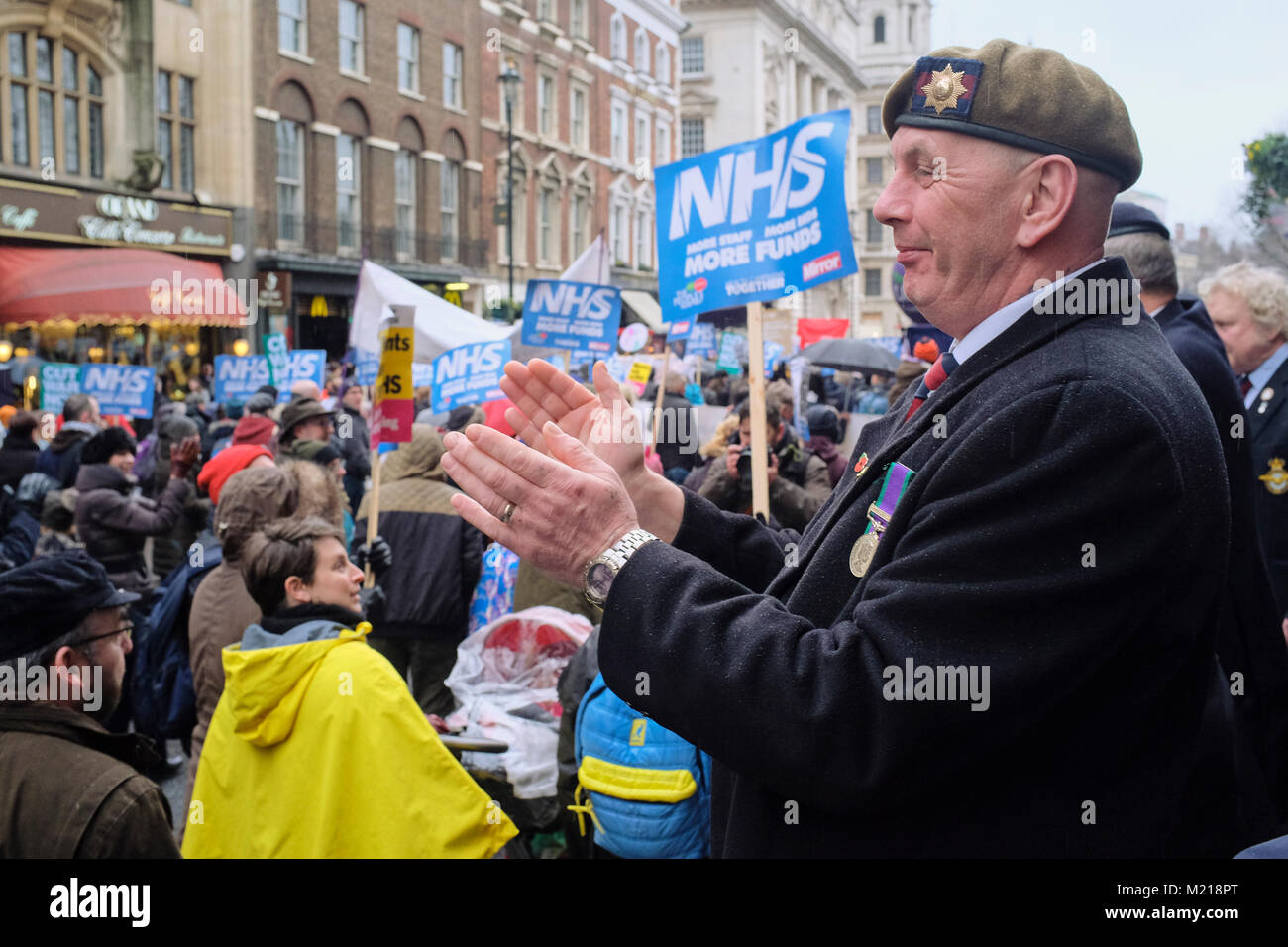 Londres, Royaume-Uni. 3 février 2018. Des milliers de travailleurs des services de santé nationaux, les membres du syndicat, les militants et sympathisants mars dans le centre de Londres pour protester contre les coupures du gouvernement dans l'état de santé et la privatisation des soins médicaux. Anciens combattants militaires de montrer leur appui pour les marcheurs le long de la route. Credit : Mark Phillips/Alamy Live News Banque D'Images