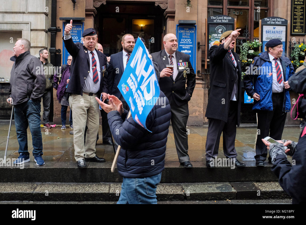 Londres, Royaume-Uni. 3 février 2018. Des milliers de travailleurs des services de santé nationaux, les membres du syndicat, les militants et sympathisants mars dans le centre de Londres pour protester contre les coupures du gouvernement dans l'état de santé et la privatisation des soins médicaux. Anciens combattants militaires de montrer leur appui pour les marcheurs le long de la route. Credit : Mark Phillips/Alamy Live News Banque D'Images