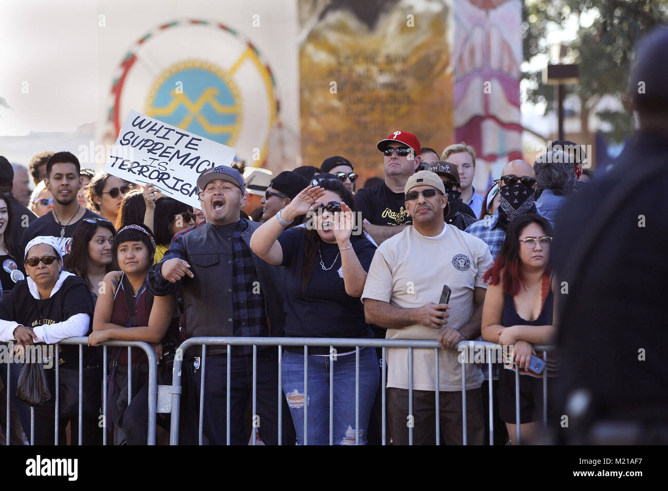 San Diego, CA, USA. 3, 2018. Plusieurs groupes de droite aligné avec le pique-nique patriotique a tenu quelques tables de pique-nique en face de Chicano Park dans le Barrio Logan quartier de San Diego samedi matin à l'irritation de ceux à l'appui de la culture Chicano et les droits des immigrés. Crédit : John Gastaldo/ZUMA/Alamy Fil Live News Banque D'Images