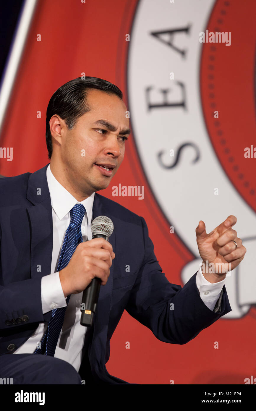 Seattle, Washington : une conversation avec Julián Castro à la scie de Festival. L'Florangela Crosscut Davila a animé la discussion avec l'ancien secrétaire du logement et du développement urbain à l'Université de Seattle. Castro a mis l'événement de deux jours comprend des conversations avec les gouverneurs, maires et autres dirigeants, commerciaux et culturels. Banque D'Images