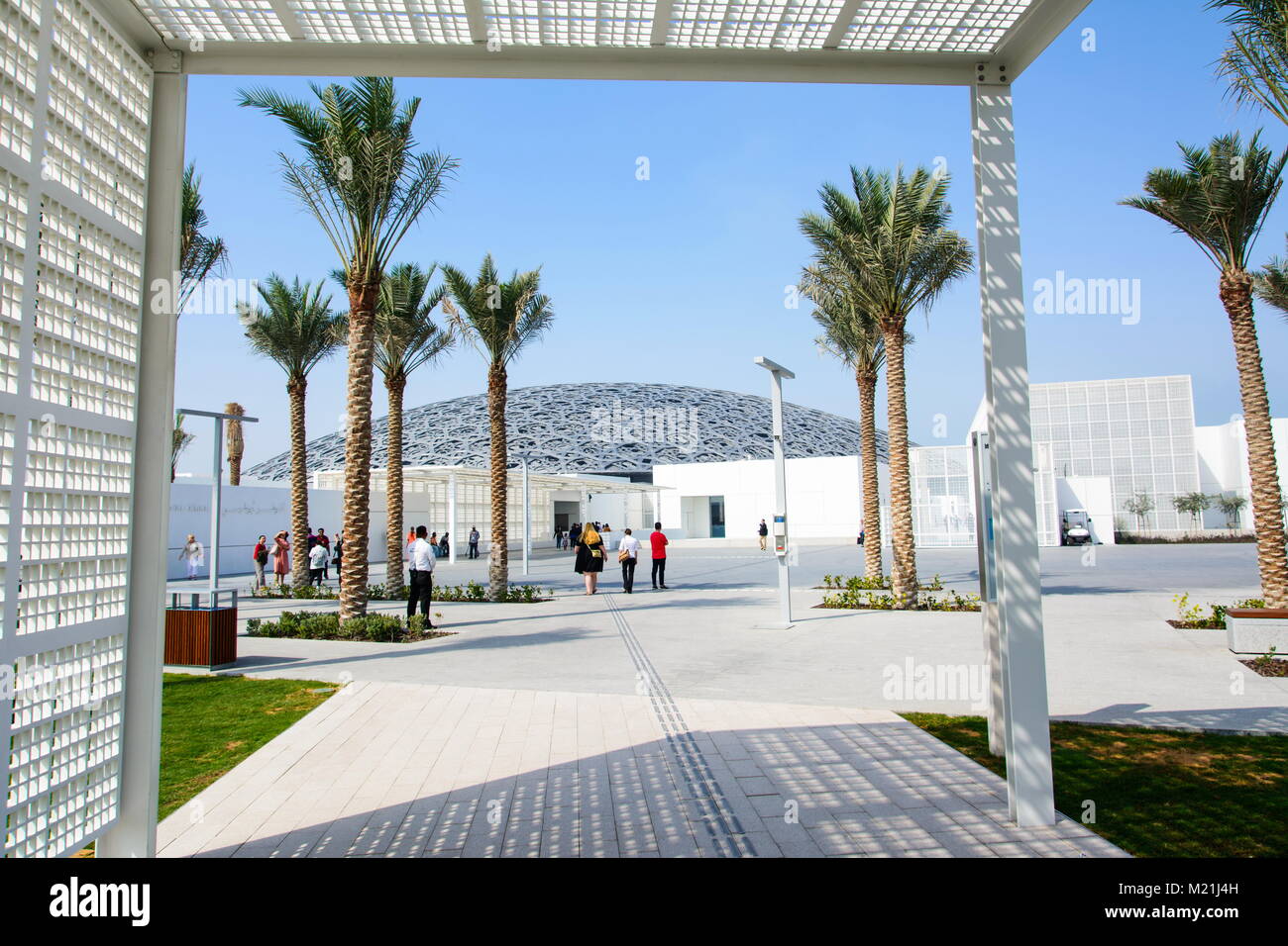 ABU DHABI, EMIRATS ARABES UNIS - le 26 janvier 2018 : Louvre Abou Dhabi extérieur de l'immeuble et l'entrée. Nouveau musée à Emirats Arabes Unis ouvert sur Nove Banque D'Images