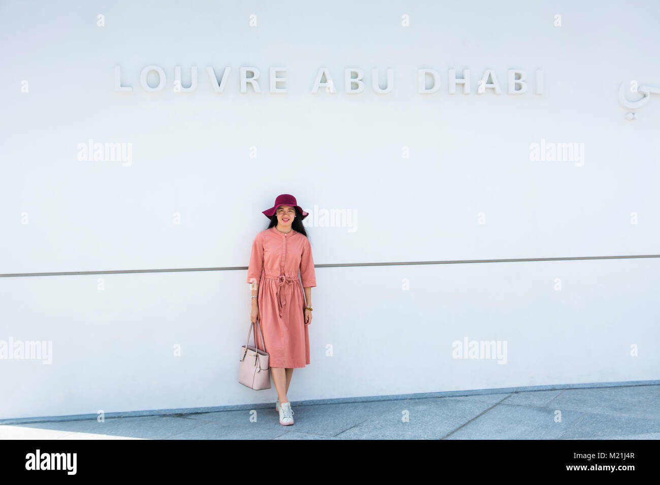 ABU DHABI, EMIRATS ARABES UNIS - janvier 26, 2018 : Happy Asian à touristiques entrée Louvre Abu Dhabi Banque D'Images