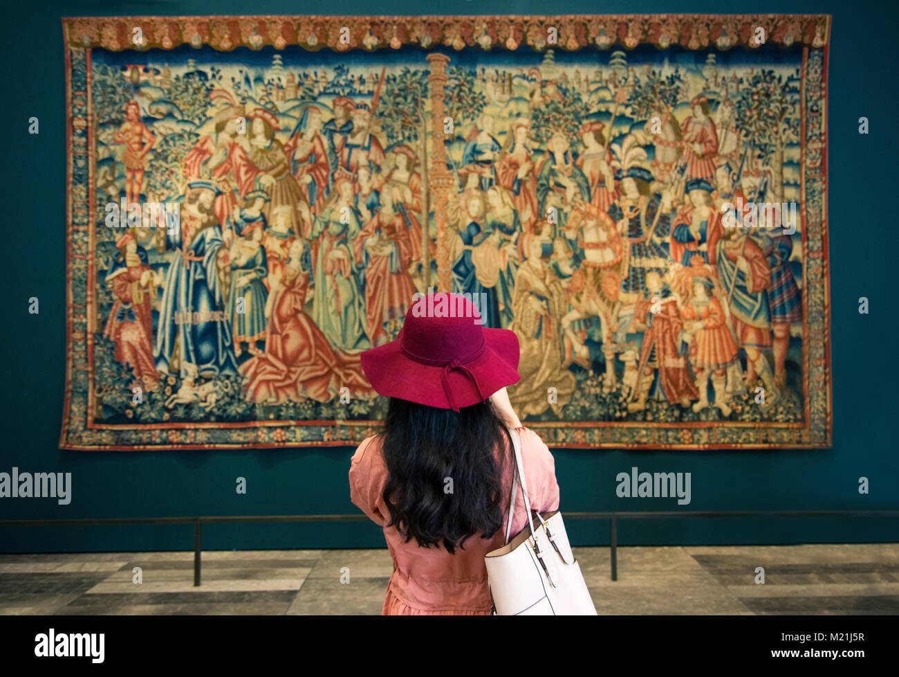 ABU DHABI, EMIRATS ARABES UNIS - le 26 janvier 2018 : la peinture en admirant touristique Louvre Abou Dhabi, Émirats Arabes Unis Banque D'Images