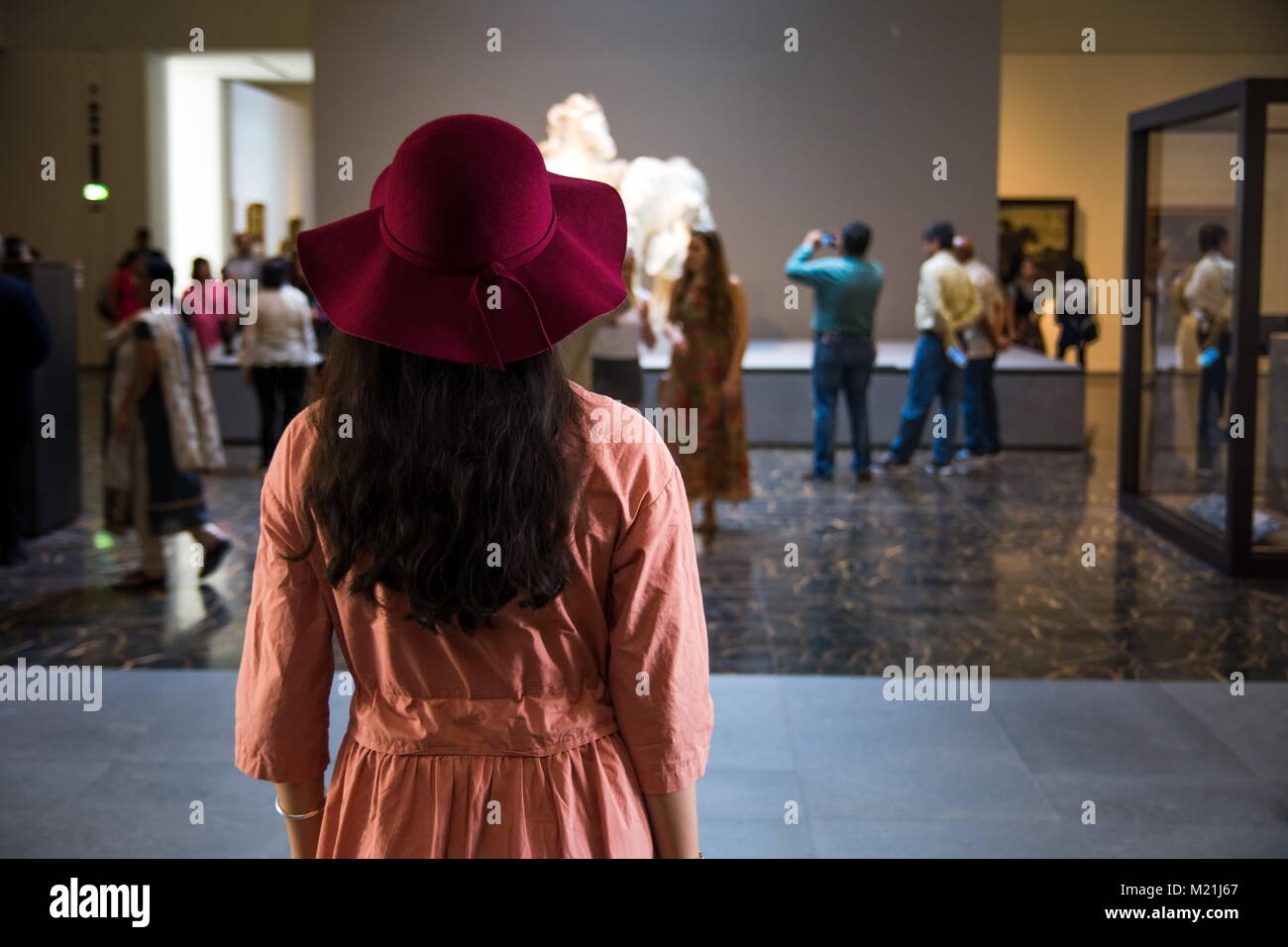 ABU DHABI, EMIRATS ARABES UNIS - le 26 janvier 2018 : femme touriste en visite Louvre à Abu Dhabi, Émirats Arabes Unis Banque D'Images