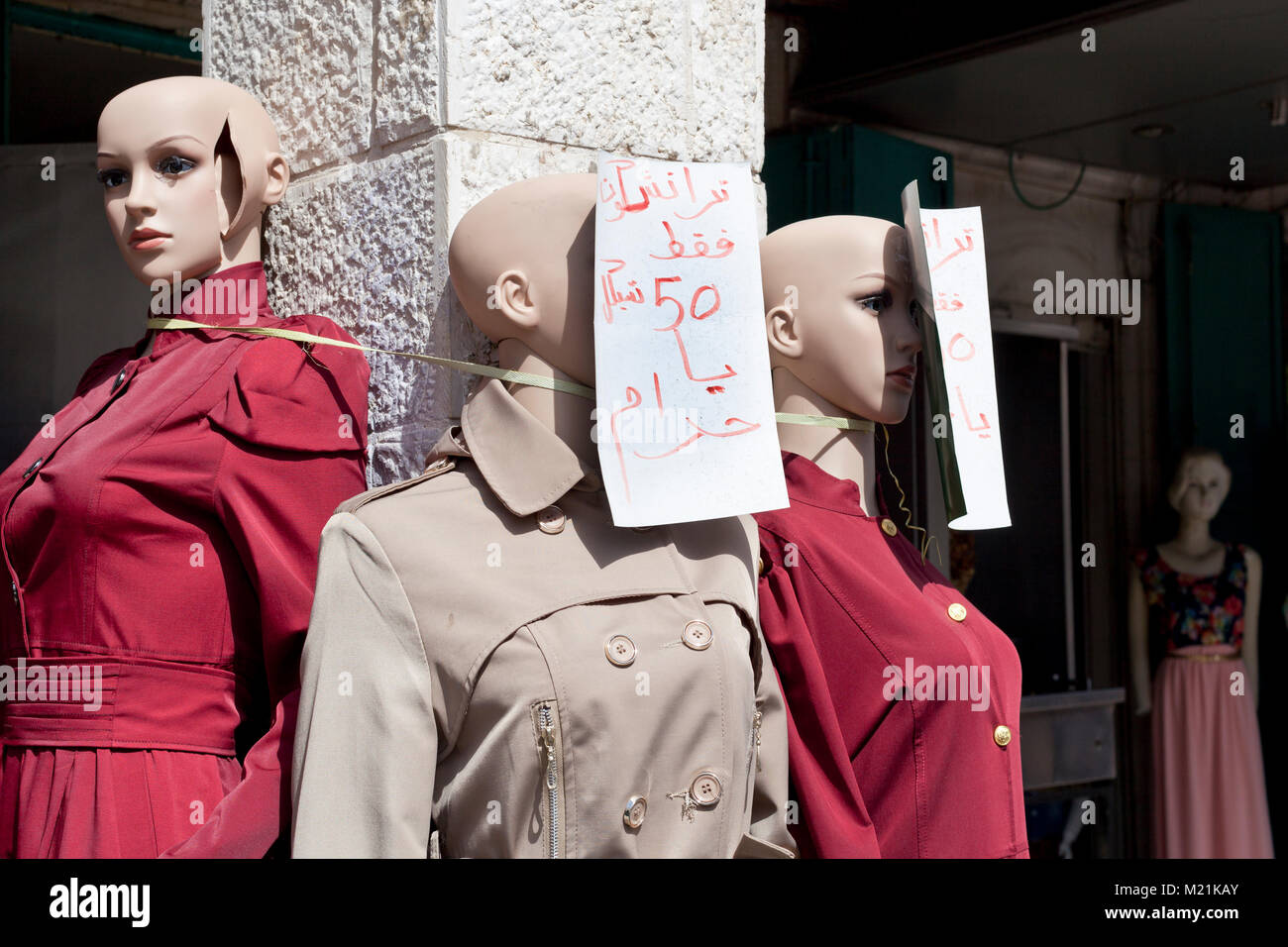 Hébron, en Palestine, le 27 mai 2014 : Female mannequins dans les rues d'Hébron en Palestine. Banque D'Images