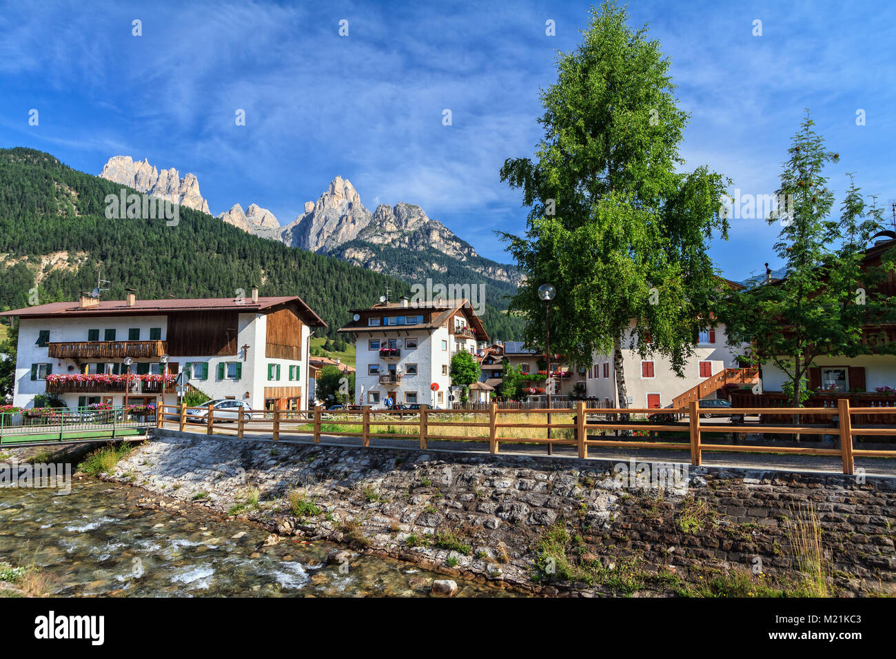 Vue d'été de Pozza di Fassa - Dolomites italiennes Banque D'Images