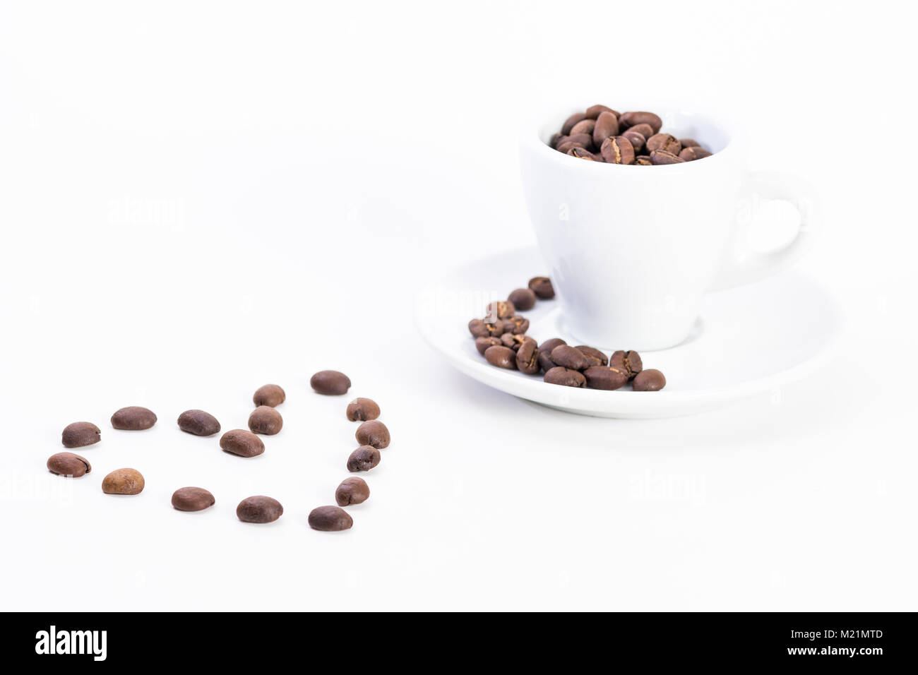 Grains de café dans un café ou espresso Cup, la Saint-Valentin Banque D'Images