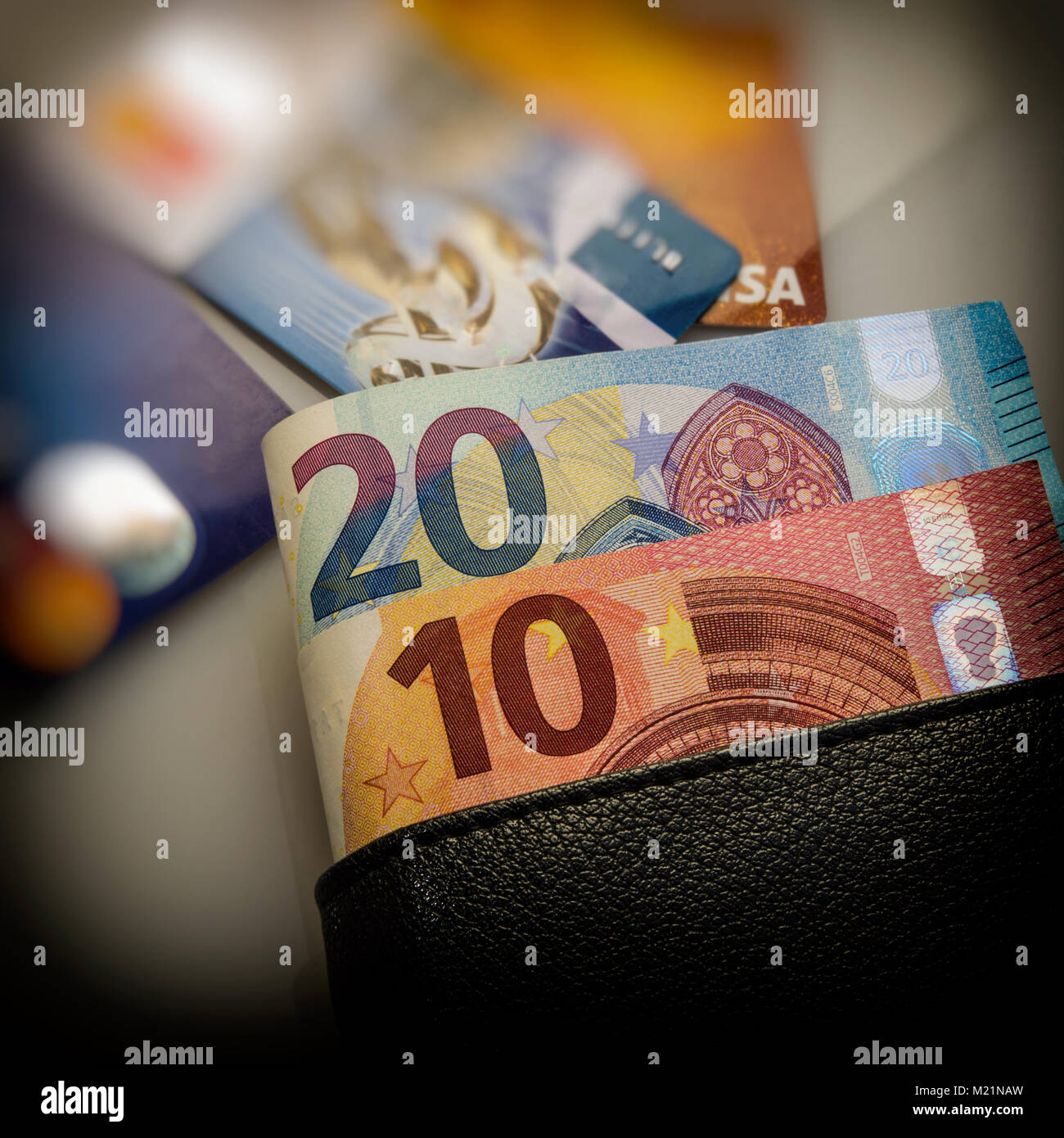 Les billets de papier dans un porte-monnaie et cartes de crédit. Coupures  de papier 10 et 20 euros Photo Stock - Alamy