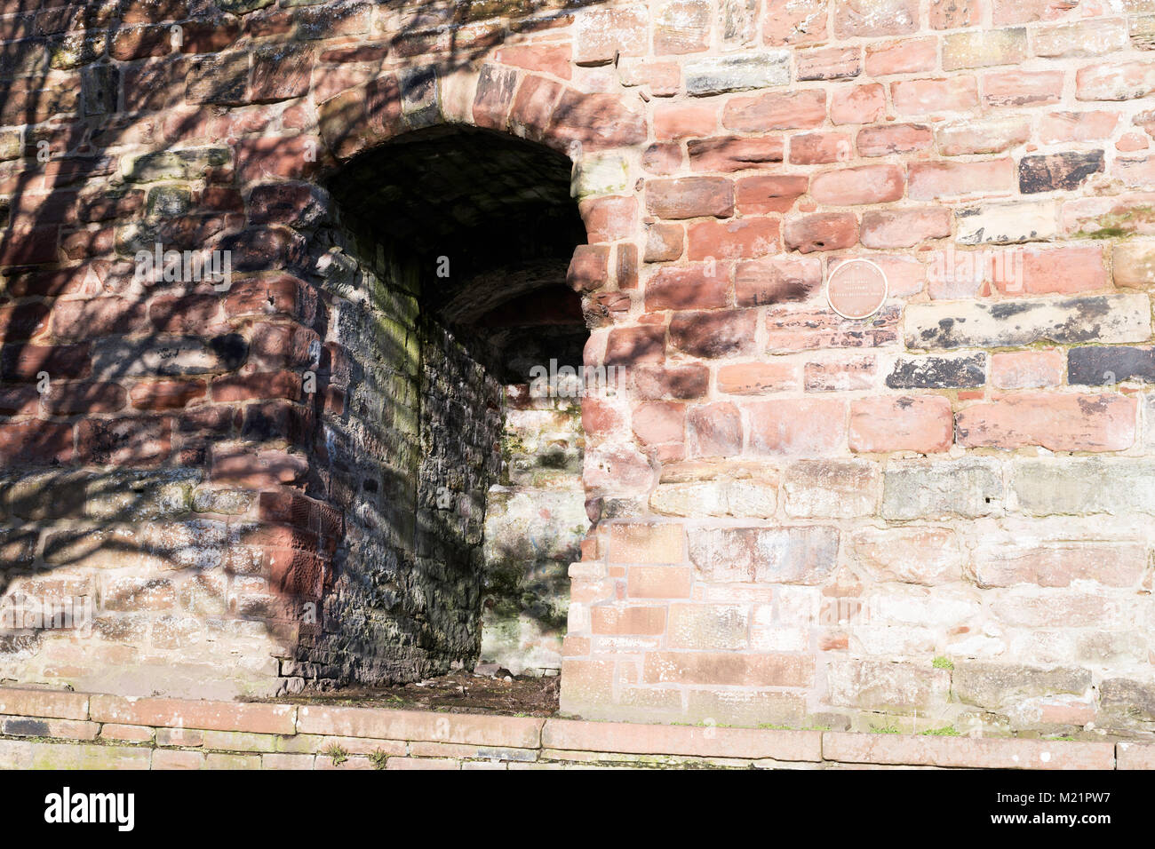 Verrouillage à 12e siècle ou de défendre l'entrée de la ville, à travers les murs de l'Ouest, Carlisle, Cumbria, England, UK Banque D'Images
