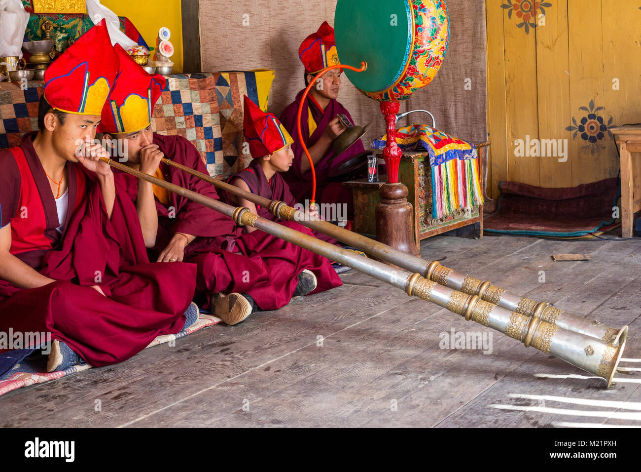 Prakhar Lhakhang, Bumthang, Bhoutan. Les moines bouddhistes jouant le long Dungchen (trompette). Banque D'Images