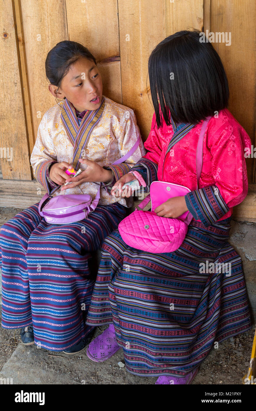 Prakhar Lhakhang, Bumthang, Bhoutan. Deux jeunes filles bhoutanais de parler. Banque D'Images