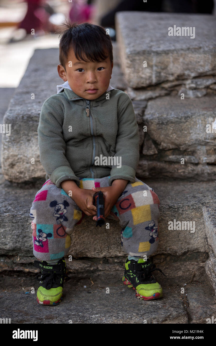 Prakhar Lhakhang, Bumthang, Bhoutan. Jeune garçon Bouthanais. Banque D'Images