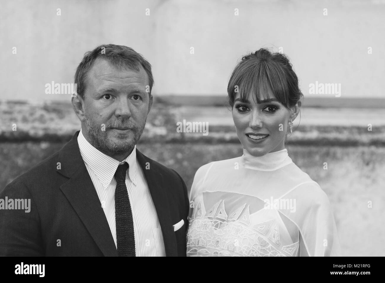 Londres, Royaume-Uni, le 7 août 2015 : ( Image ) monochrome altérées à Guy Ritchie et Jacqui Ainsley assister à l'homme de U.N.C.L.E. - UK film premiere à Somerset House à Londres Banque D'Images