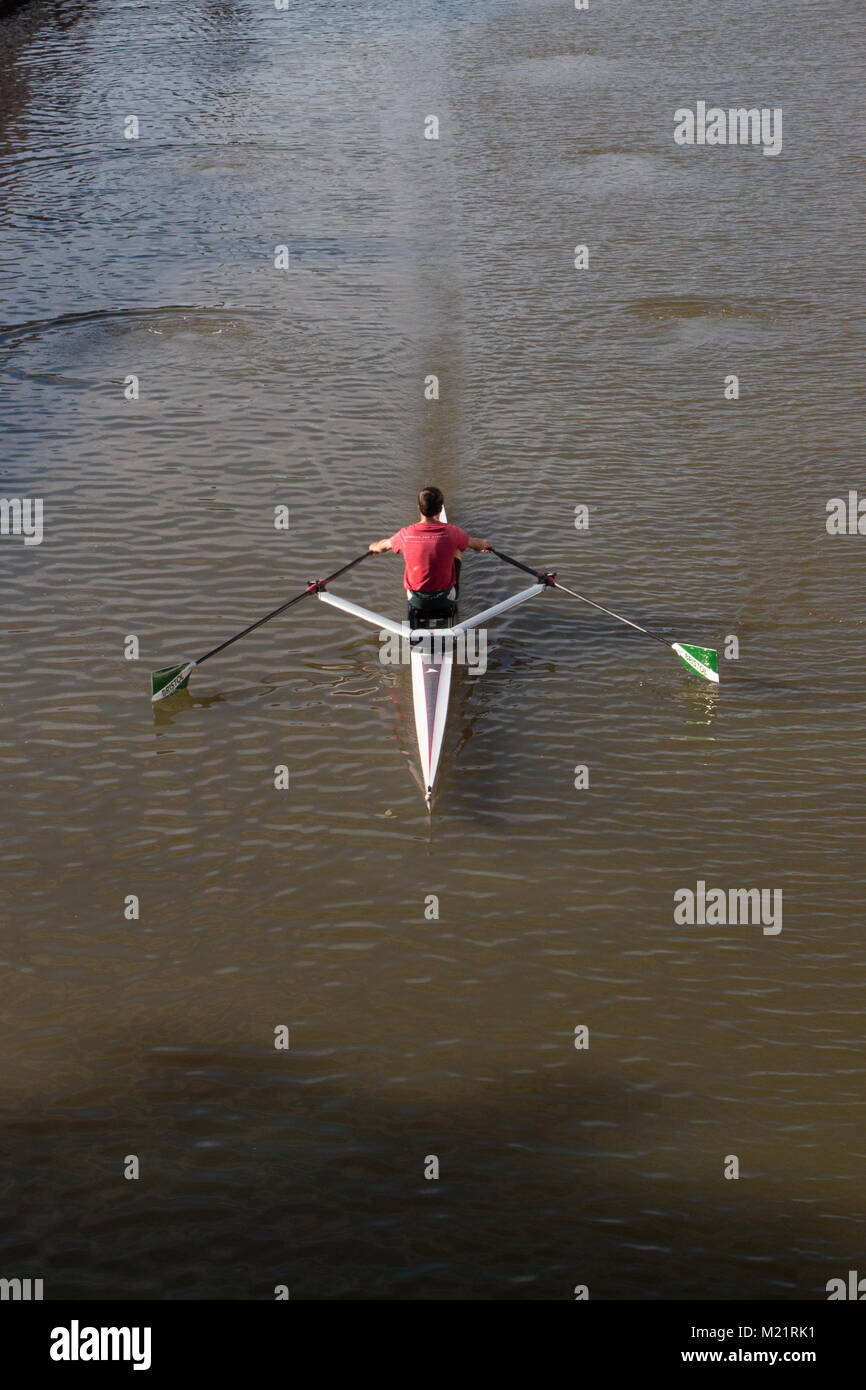 Un rameur d'AVIRON : solo sur la rivière Avon à Bristol Banque D'Images