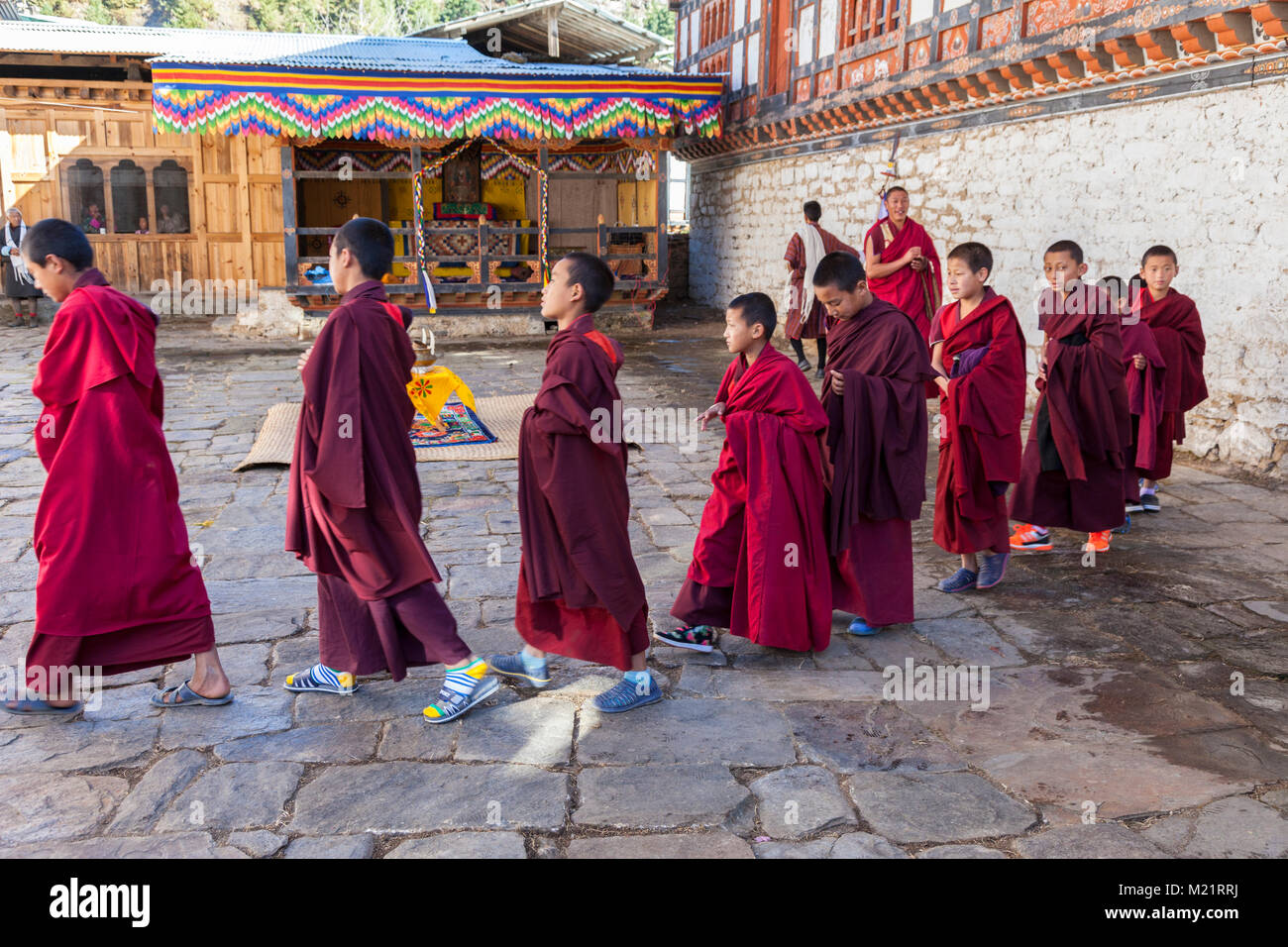 Prakhar Lhakhang, Bumthang, Bhoutan. Jeunes moines dans la cour. Banque D'Images