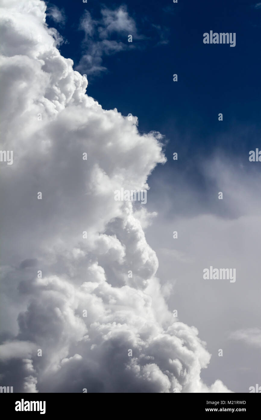 Ciel avec nuages atmosphériques Banque D'Images
