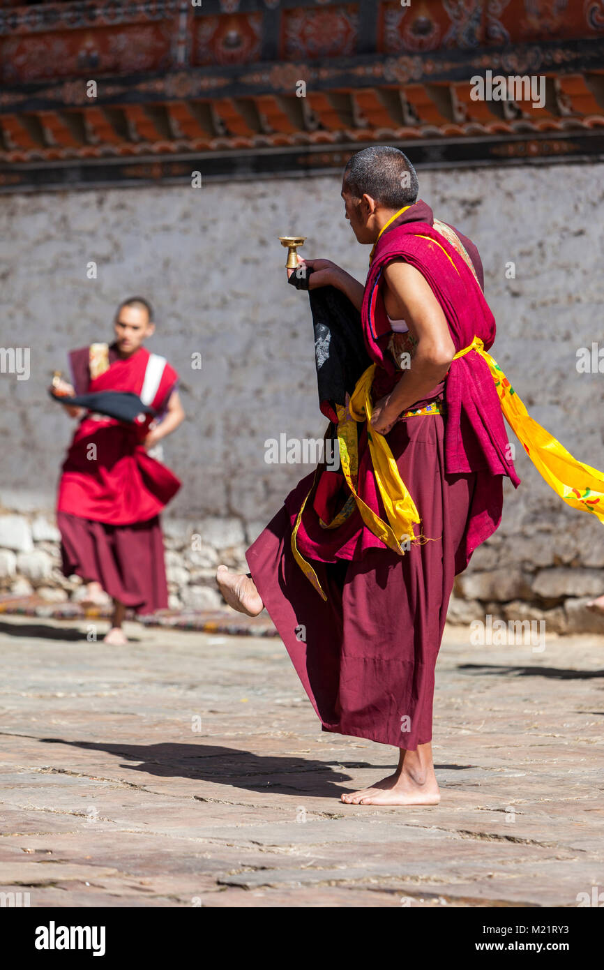 Prakhar Lhakhang, Bumthang, Bhoutan. Dancers Performing au Duechoed fête religieuse. Banque D'Images