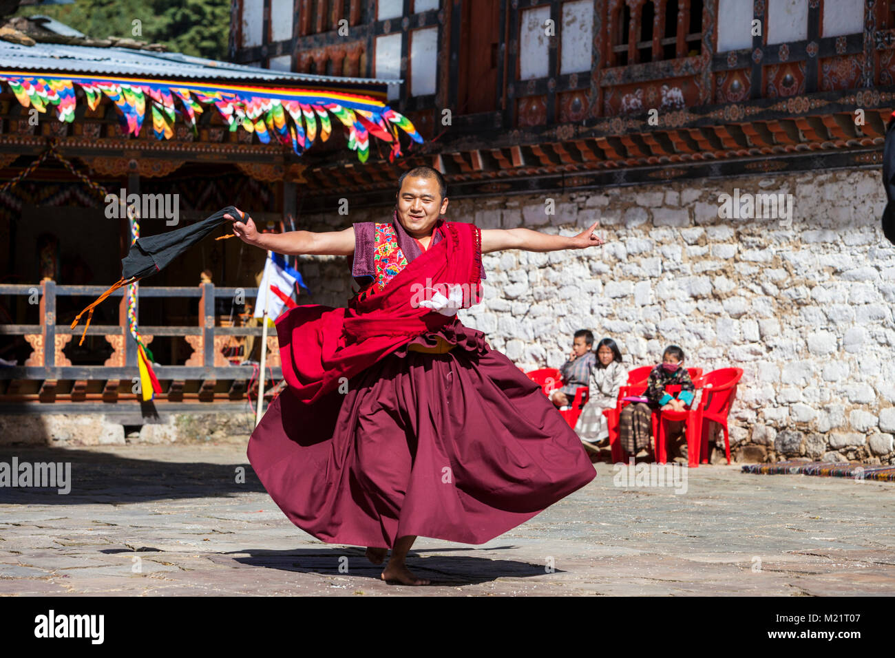 Prakhar Lhakhang, Bumthang, Bhoutan. Dancers Performing au Duechoed fête religieuse. Banque D'Images