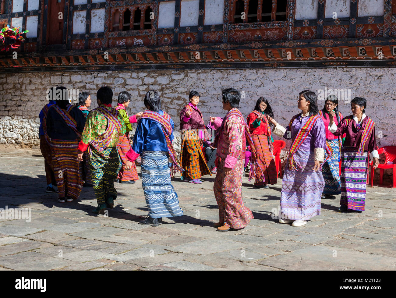 Prakhar Lhakhang, Bumthang, Bhoutan. Les femmes en costume traditionnel l'exécution d'une danse dans le Duechoed fête religieuse. Banque D'Images