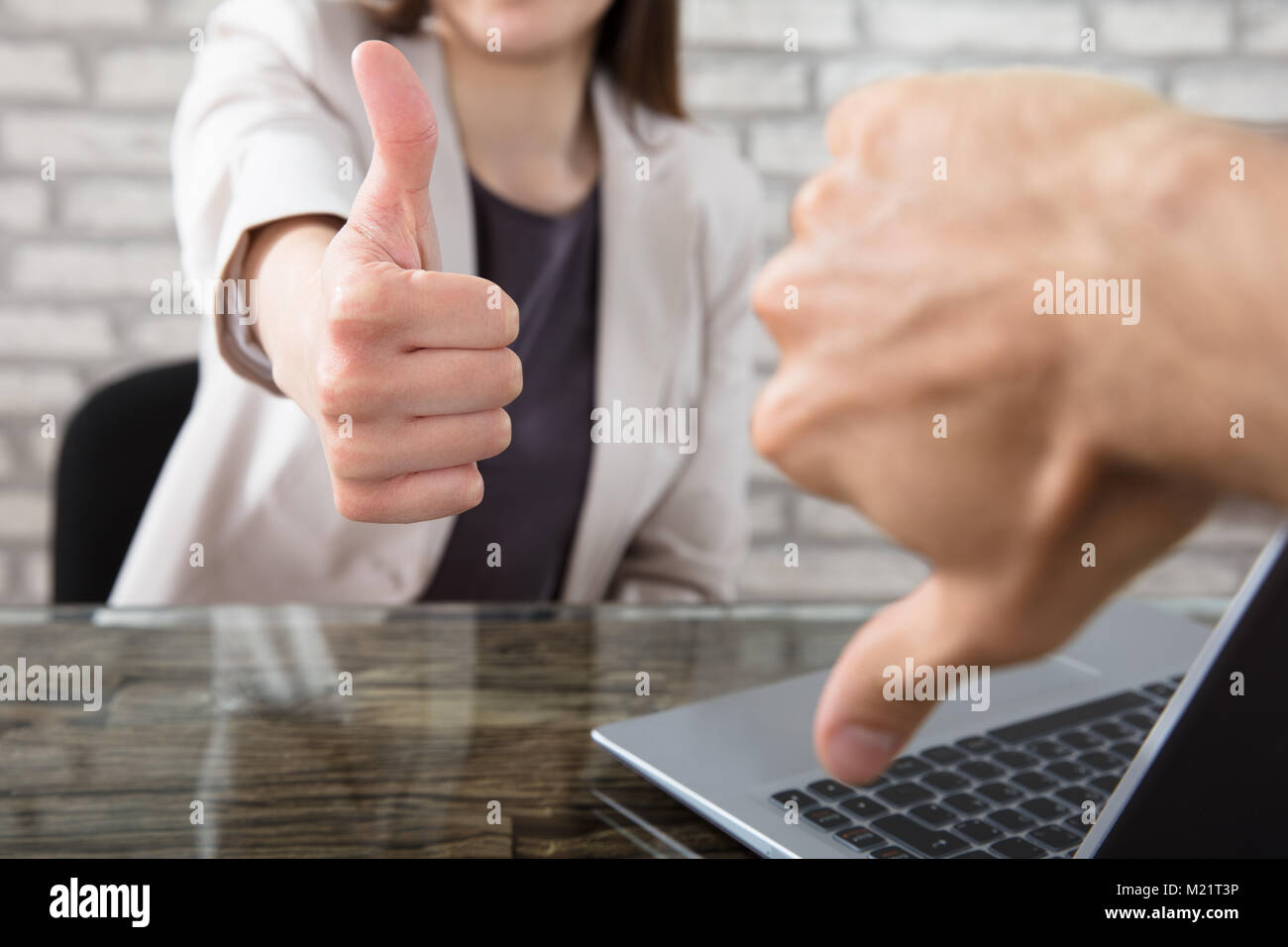 Close-up of a Businesswoman Showing Thumbs Up à sa collègue au vert au travail Banque D'Images