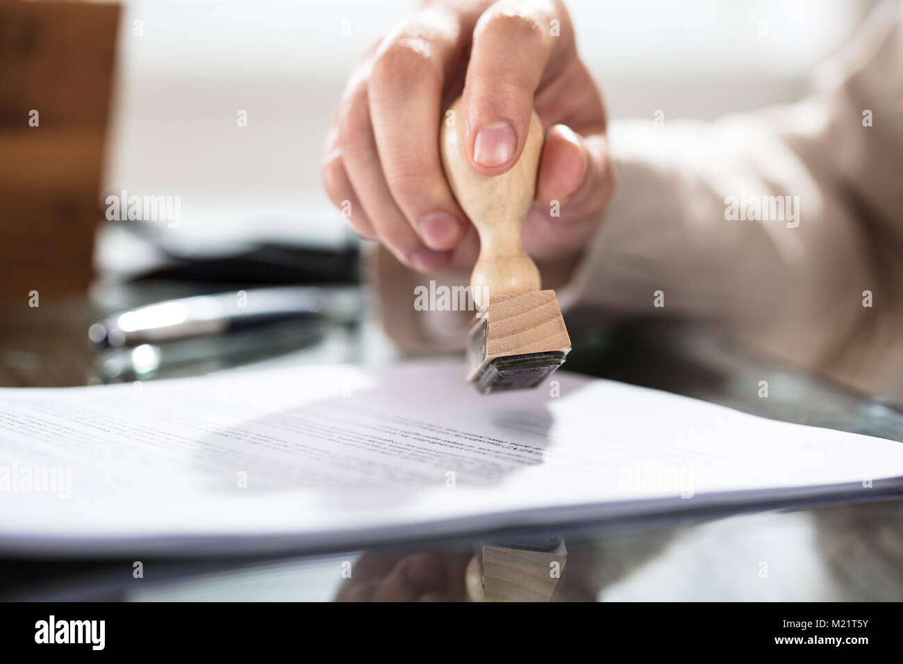 Close-up of a person's Hand piétinement sur le dossier de candidature approuvé au cours des 24 Banque D'Images
