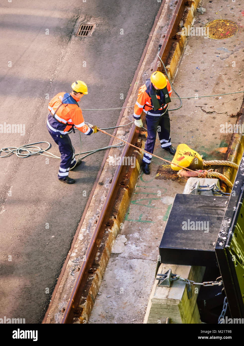 Vue sur Port d'amarrage travailleur navire au port d'Helsinki Banque D'Images