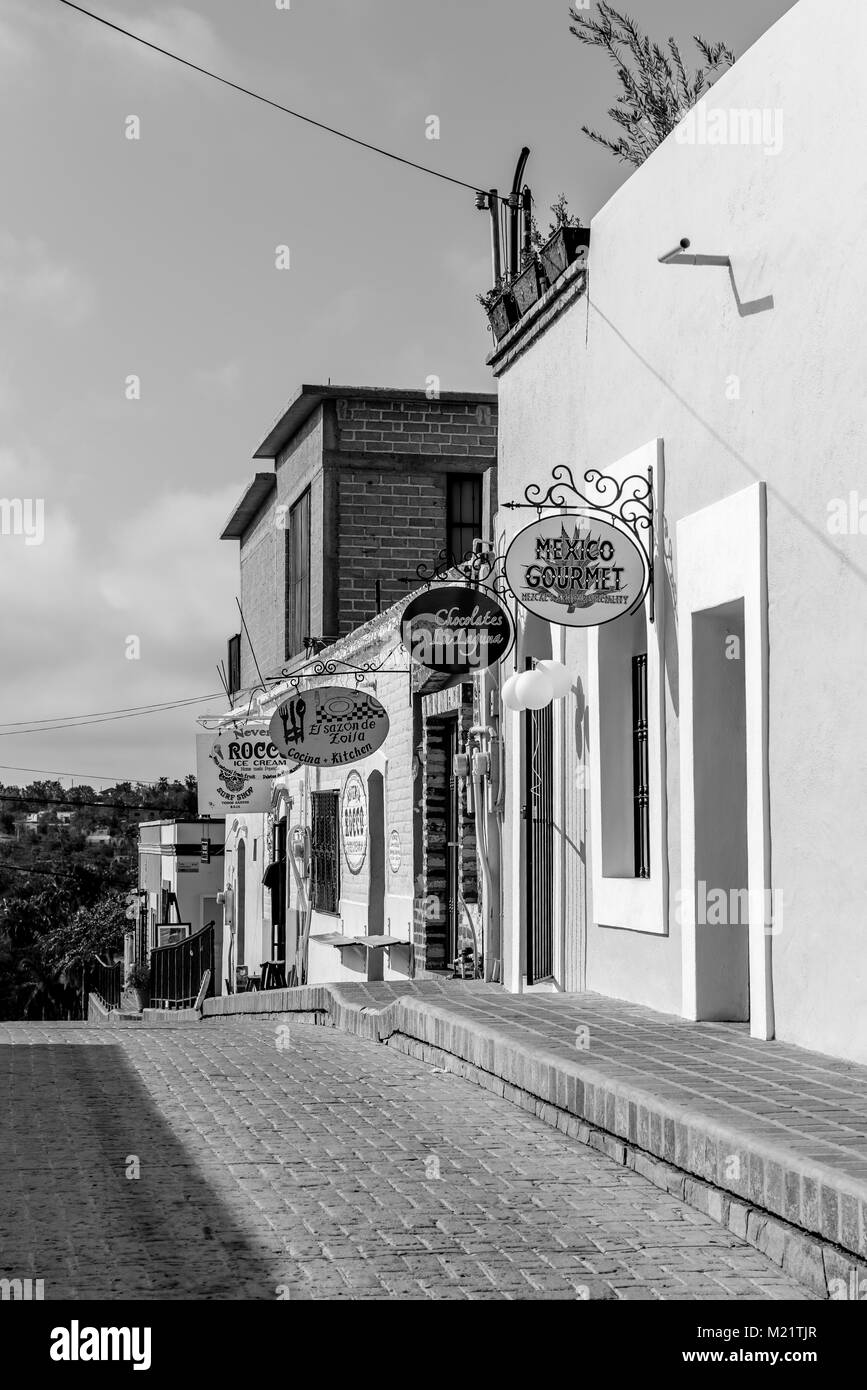 Cette ligne boutiques rue typique à Todos Santos, Mexique au nord de Cabo San Lucas Banque D'Images