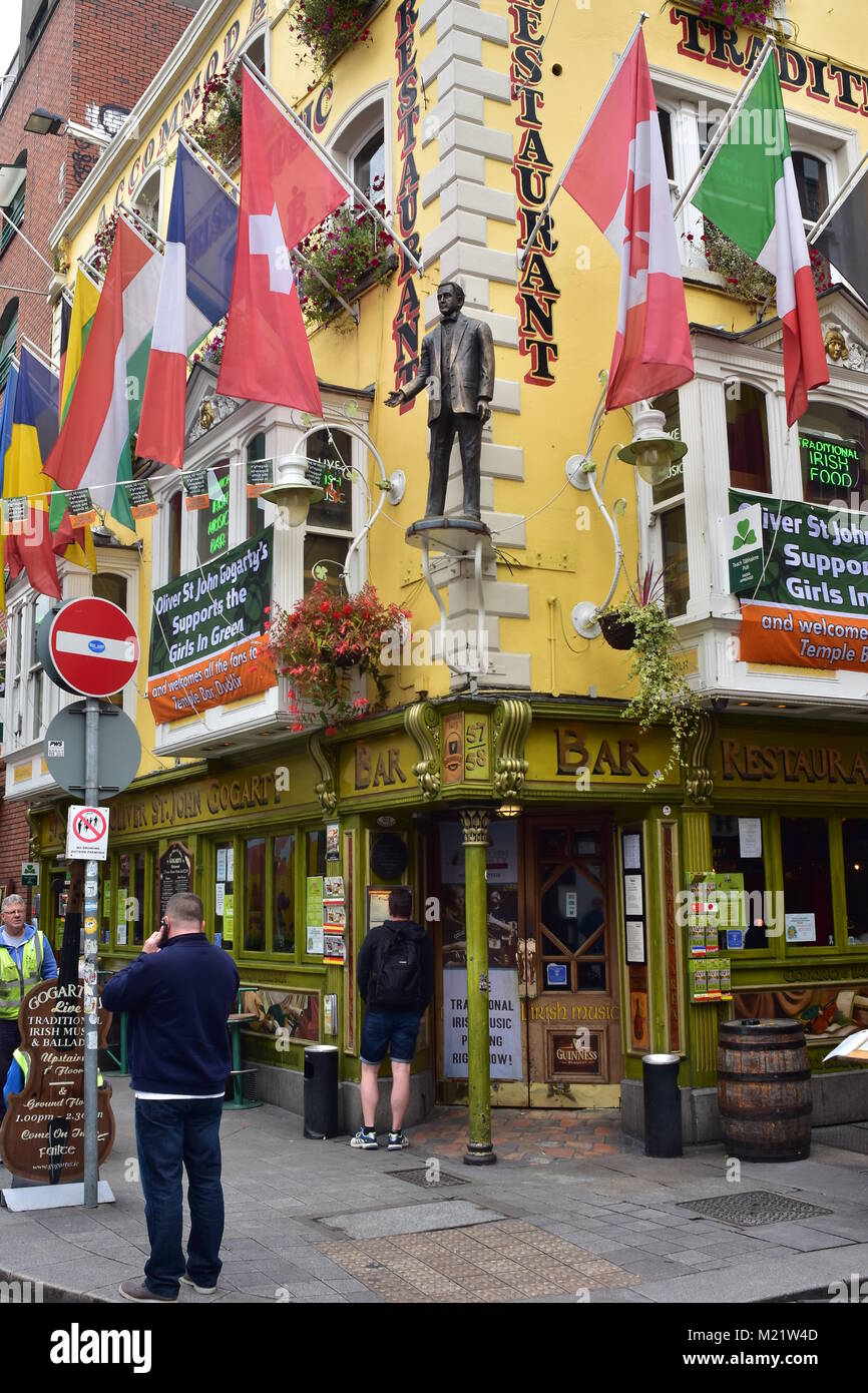 La façade jaune pittoresque d'Oliver St John Bar Half-penny Bridge la façade de l'immeuble dans le centre de Dublin. Banque D'Images