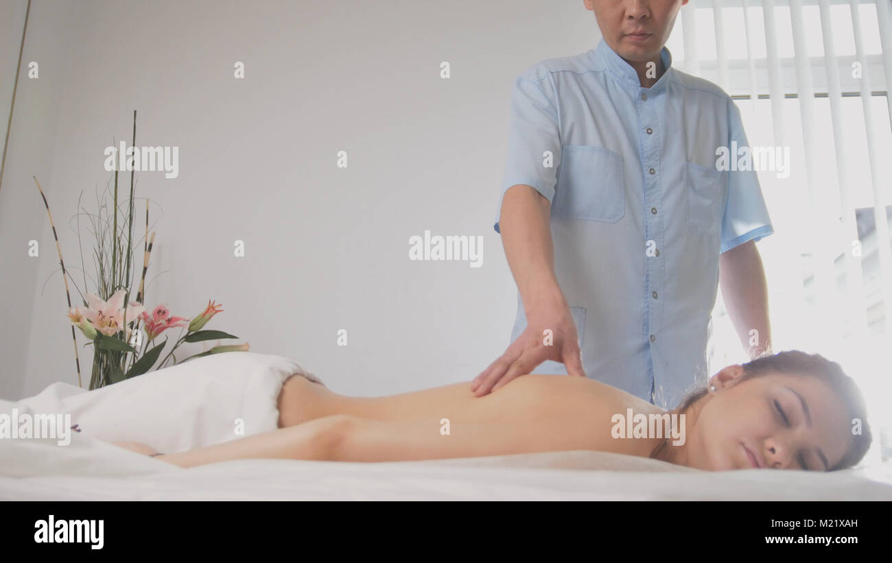 Médecin et patient osteopat - young woman lying on massage table - le traitement médical Banque D'Images
