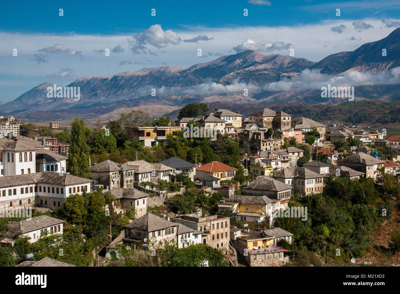 Gjirokastre est une ville du sud de l'Albanie. Sa vieille ville est un site du patrimoine mondial de l', décrit comme "un exemple rare de ville ottomane bien préservée, construite par les agriculteurs du grand domaine Banque D'Images