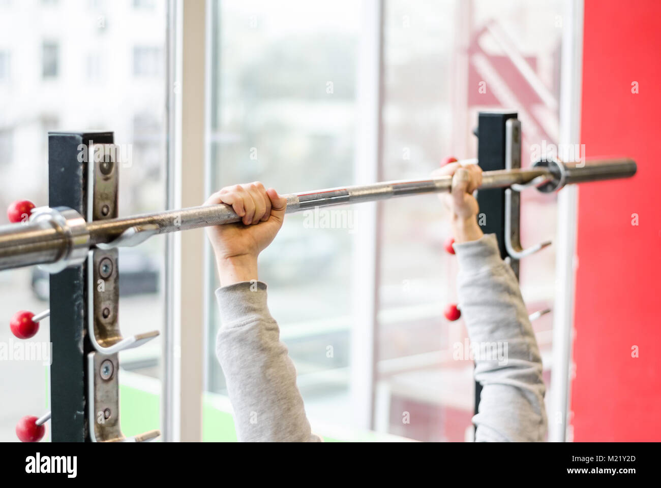 Armoiries De L Homme Travaillant Dans La Salle De Fitness Faire De L Athlete Debutant Exercice Bench Press Photo Stock Alamy