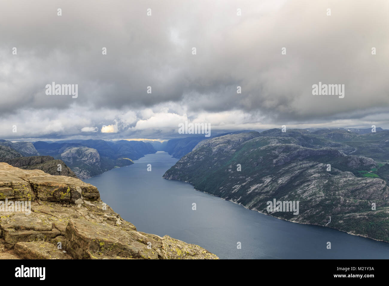 Vue sur le Fjord de preikestolen haut de la Banque D'Images