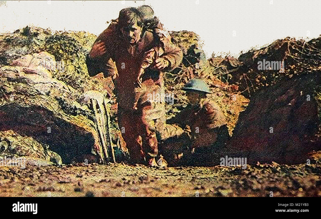 Première Guerre mondiale (1914-1918) alias la Grande Guerre ou Première Guerre mondiale - Guerre de tranchées -un soldat britannique blessé le sauvetage d'un collègue - imprimé de la photographie de l'époque Banque D'Images