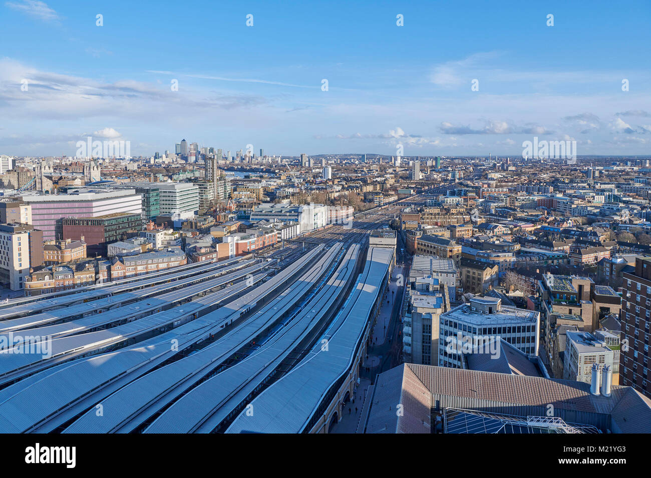 Ville de Londres à l'Est vers l'aval, sur les nouvelles plates-formes à la Station London Bridge UK Banque D'Images