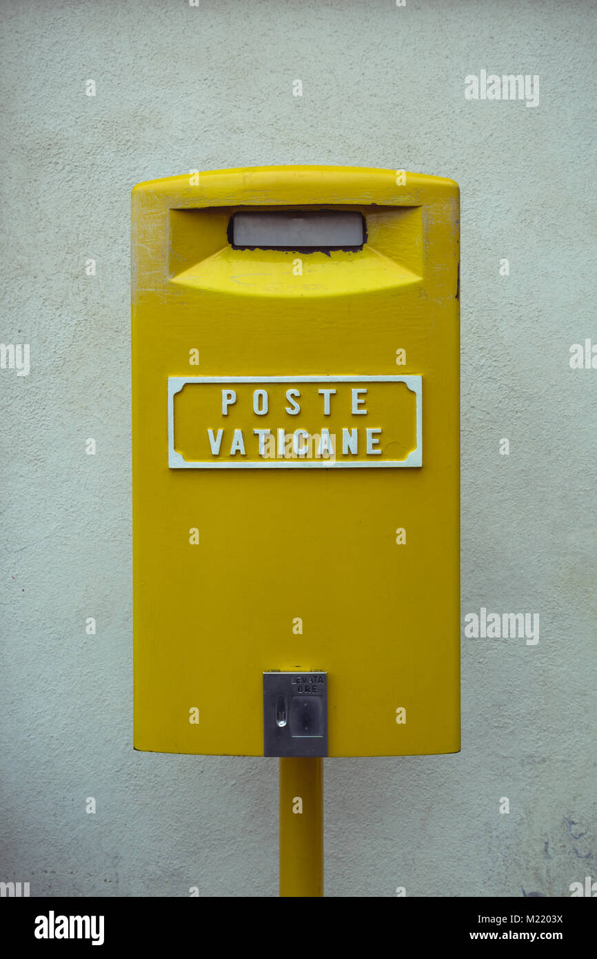 Une boîte aux lettres jaune du Vatican Banque D'Images