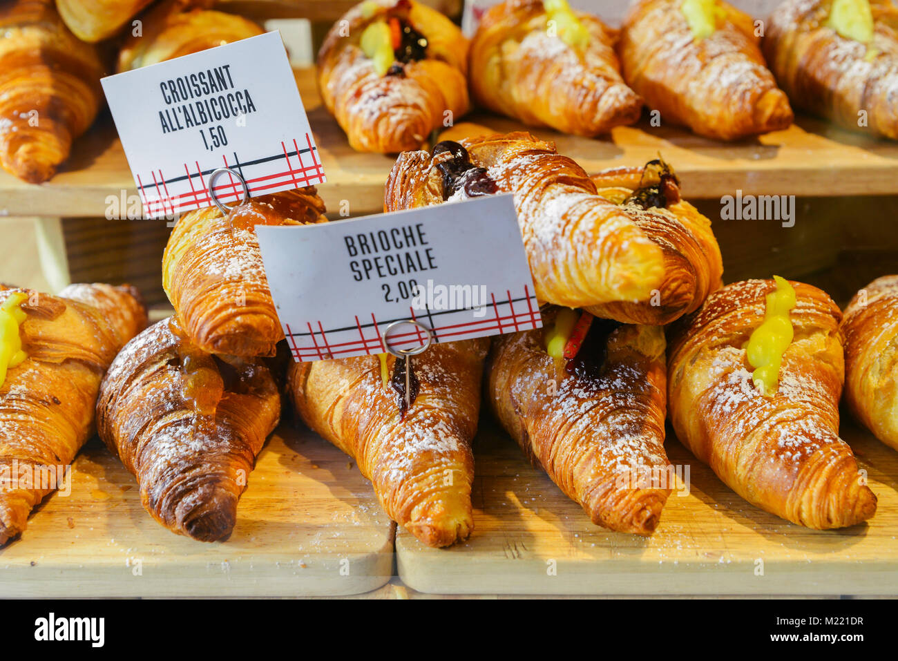 Diverses Saveurs De Croissant Ou Comme En Italie Leur Brioche Appele Sur L Affichage Dans Une Boulangerie A Milan En Italie Avec Un Prix Et Inscription Albicocca Signifie Jam En Italien Photo