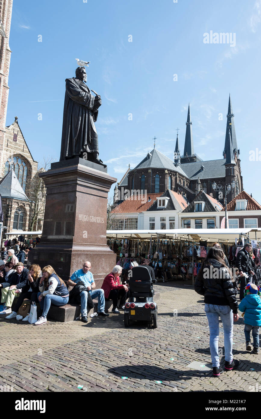 Une statue de Hugo Grotius, également connu sous le nom de Huig de Groot ou Hugo de Groot, était un juriste néerlandais. La statue est situé dans la place du marché à Delft, Holla Banque D'Images