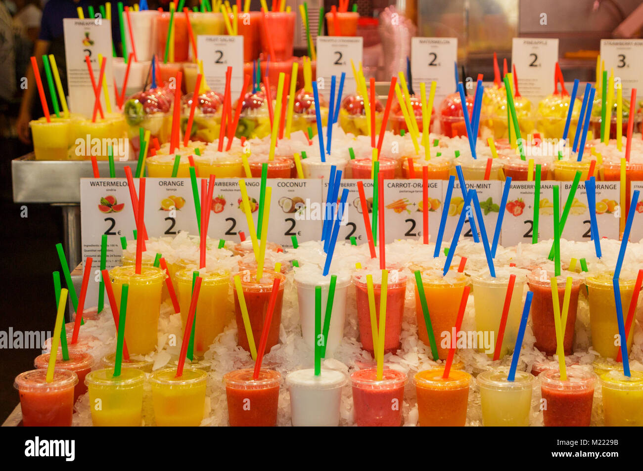 Les boissons aux fruits de deux euros dans un marché de Barcelone Banque D'Images