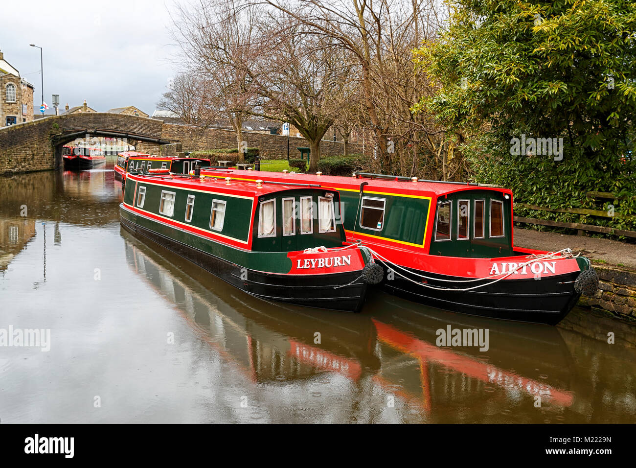 Bateaux amarrés sur l'étroite Leeds Liverpool canal à Skipton sur un jour de pluie froide à la fin de janvier 2018 Banque D'Images