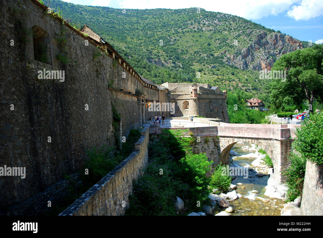 La rivière Tet s'exécute par la jolie ville fortifiée de Villfranche de Conflent dans le sud de la France. Cette ville médiévale remonte au 11ème siècle Banque D'Images