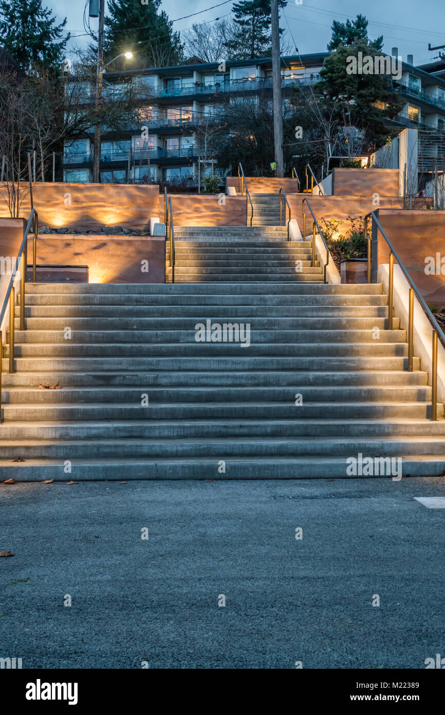 Un escalier extérieur à West Seattle est éclairé par des lumières douces. Banque D'Images