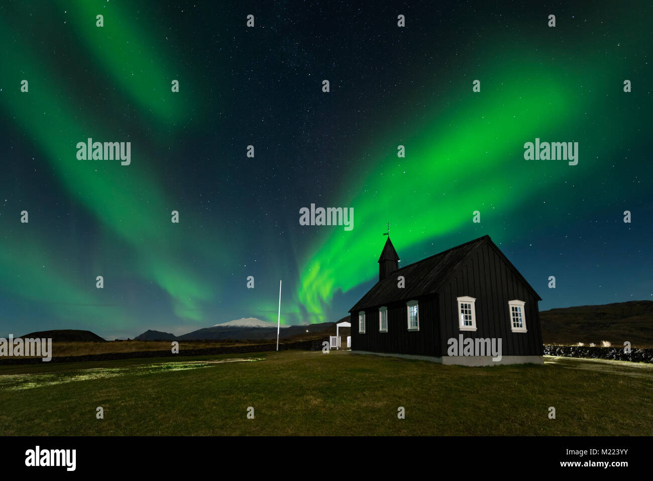 Northern Lights sur l'Eglise Noire Budir, Islande. Aurora Borealis incroyable paysage de nuit. Destination Voyage avec de beaux paysage feux vert Banque D'Images