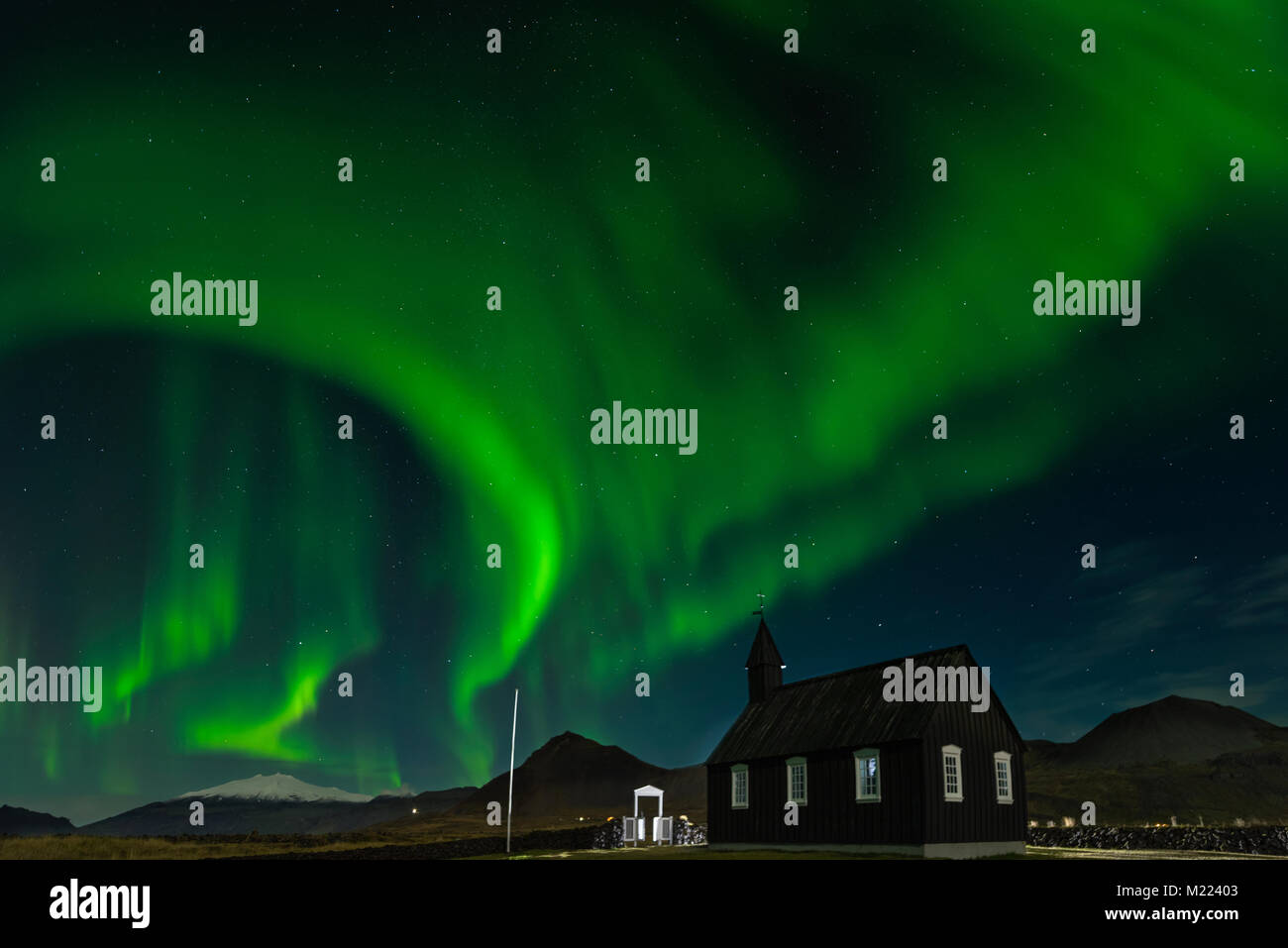 Northern Lights sur l'Eglise Noire Budir, Islande. Aurora Borealis incroyable paysage de nuit. Destination Voyage avec de beaux paysage feux vert Banque D'Images