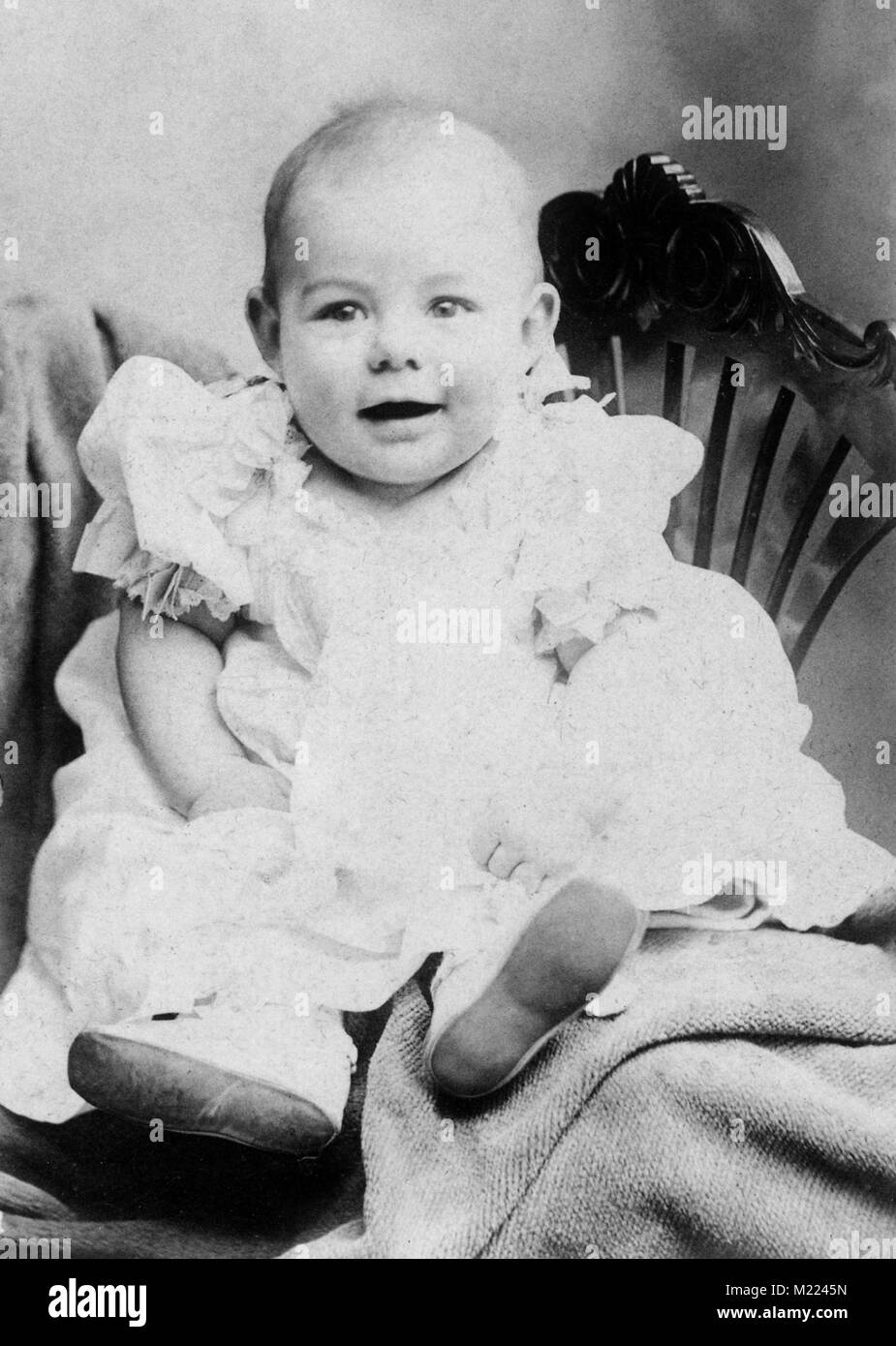 Ernest Miller Hemingway (1899 - 1961) romancier américain comme un bébé Banque D'Images