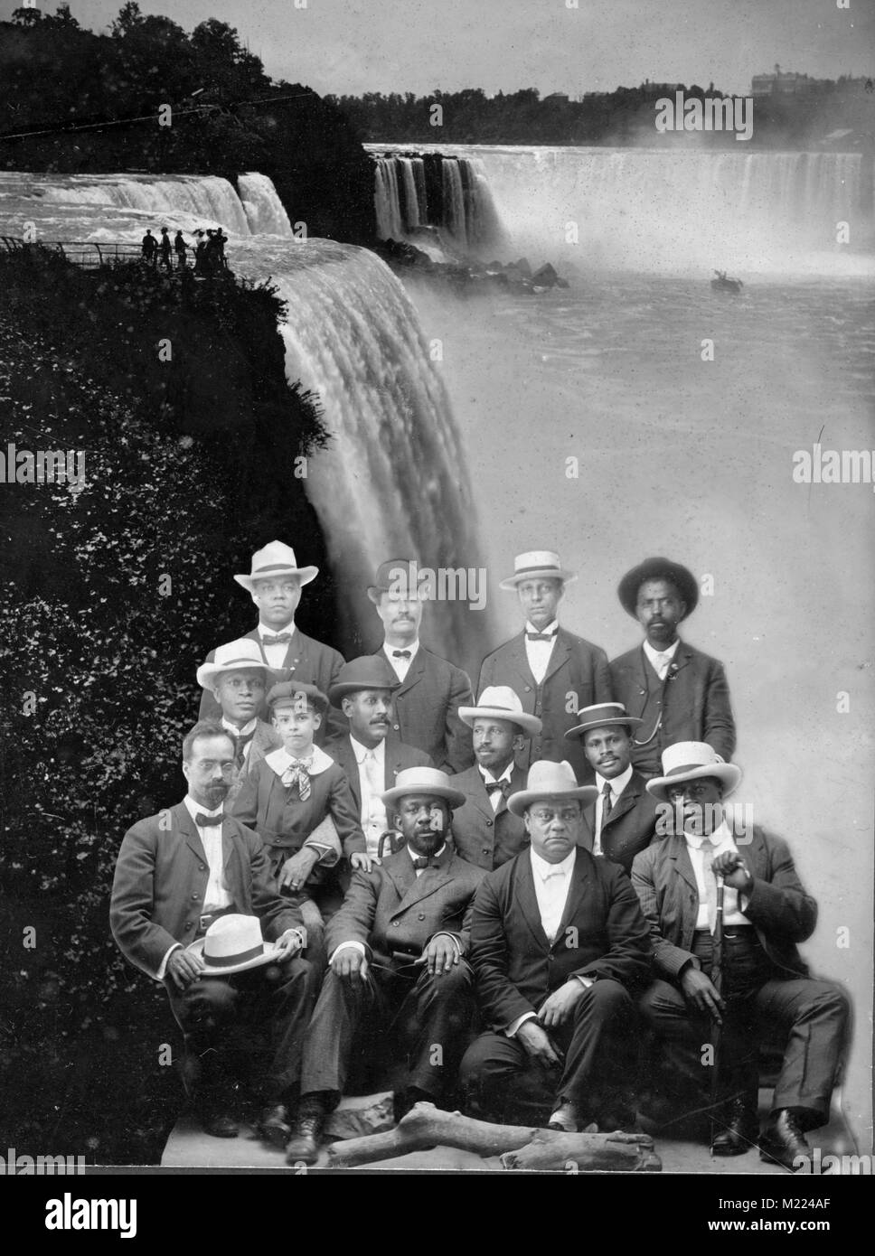Fondateurs du mouvement du Niagara, 1905, membres fondateurs de l'Mouvement Niagara superposé sur une image montrant des Chutes du Niagara, Banque D'Images